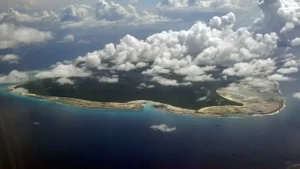 زار جزيرة محظورة للقاء قبيلة منعزلة.. مغامرة يوتيوبر تقوده للسجن