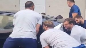 المنتخب اليوناني يزيح سيارة تعترض طريقه إلى مباراة