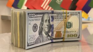 انخفاض مستمر أسعار صرف الدولار صباح اليوم الاثنين في بغداد والبصرة وأربيل