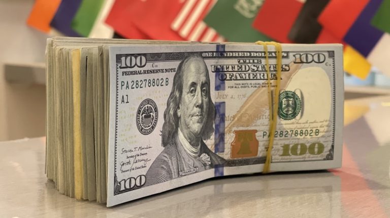 انخفاض مستمر أسعار صرف الدولار صباح اليوم الاثنين في بغداد والبصرة وأربيل